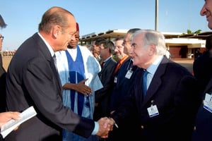 Jacques Chirac, président français, et Pierre Castel, PDG du groupe éponyme, ici au NIger, en 2003.. © Ludovic/REA