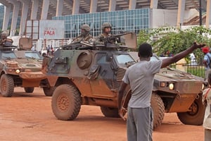Des soldats français de maintien de la pais patrouillent à Bangui le 30 septembre. © STR/AP/SIPA