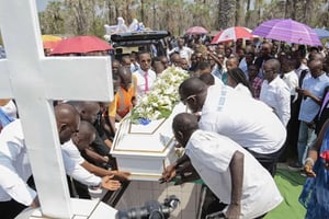 Le conflit burundais a fait des dizaines de victimes. Ici, l’enterrement de Patrick Ndikumana, étudiant tué par la police selon ses proches, le 7 juillet 2015. © Berthier Mugiraneza / AP / SIPA