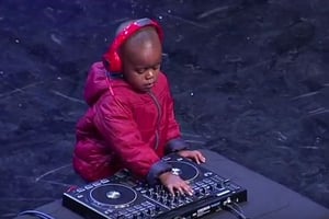 DJ Arch Junior lors de sa prestation à SA’s Got Talent 2015. © Capture d’écran YouTube.
