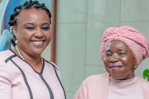 Fatima Beyina-Moussa, directrice générale de la compagnie ECAir, et Nkosazana Dlamini-Zuma, présidente de la Commission de l’Union africaine. © DR