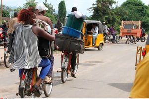 Habitants de Bujumbura fuyant les violences, le 7 novembre 2015. © AP/SIPA