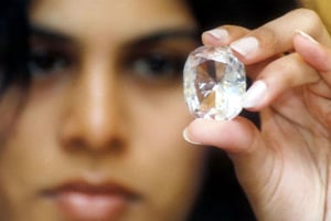 Le diamant Koh-i-Noor lors d’une exposition à Bangalore en Inde en 2002 © AFP