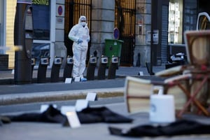 Un expert le 14 novembre 2015 devant le café Bonne Bière à Paris au lendemain des attaques terroristes. © Kenzo Tribouillard/AFP