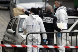 Des enquêteurs de la police scientifique française, après les attentats de Paris. © AFP