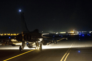 Photo fournie par l’Établissement de Communication et de Production Audiovisuelle de la Défense (ECPAD) française le 15 novembre 2015 montrant un avion de combat Rafale décollant des Emirats Arabes Unis pour bombarder Raqa. © AFP