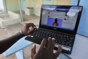 Un internaute à Abidjan. © Mathieu Olivier pour J.A.