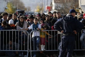 Des migrants attendent d’être enregistrés auprès de la police à Presevo, en Serbie, le 16 novembre 2015. © Darko Vojinovic/AP/SIPA
