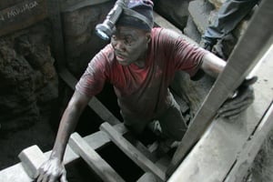 Un mineur sort d’une mine à Arusha en Tanzanie le 30 mars 2008 après y avoir été bloqué suite à de fortes inondations. © Simon Maina/AFP