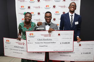 Au centre, le Nigérian Chris Kwekowe, lauréat du Prix Anzisha 2015. © Anzisha.