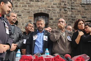 Des proches des victimes de l’attentat qui a coûté la vie à 102 personnes, le 10 octobre 2015 à Ankara. © Burhan Ozbilici / AP / SIPA