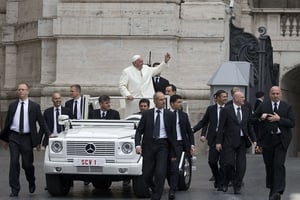 Le pape, entouré de ses gardes du corps, au Vatican le 18 novembre 2015. © Andrew Medichini/AP/SIPA