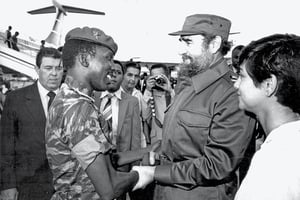 Thomas Sankara avec Fidel Castro, à Cuba, en 1984. © DR