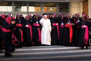 Le pape François, entouré d’évêques et de cardinaux africains, le 23 octobre 2016, au Vatican, en marge du synode sur la famille. © PIERPAOLO SCAVUZZO/AGF/SIPA
