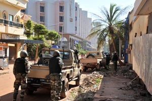Les troupes maliennes aux abords de l’hôtel Radisson de Bamako, cible d’une prise d’otages le 20 novembre. © HABIBOU KOUYATE/AFP