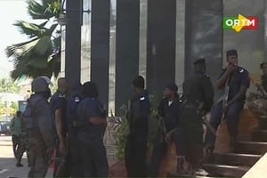 Capture d’écran de la chaîne de télévision ORTM montrant des forces de sécurité devant l’hôtel Radisson Blu de Bamako, le 20 novembre. © AP/SIPA