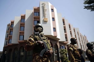 Des forces de sécurité maliennes devant le Radisson Blu, le 21 novembre à Bamako. © Jerome Delay/AP/SIPA