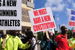 Manifestation devant la Fédération kényane d’athlétisme à Nairobi. © AFP