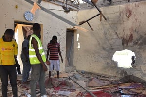 Inspection d’une mosquée après une explosion dans la ville Maiduguri en octobre 2015. © Jossy Ola/AP/SIPA
