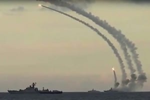 Capture d’écran publiée le 20 novembre 2015 par le ministère russe de la Défense et montrant des tirs de missiles contre le groupe de l’État islamique. © AFP