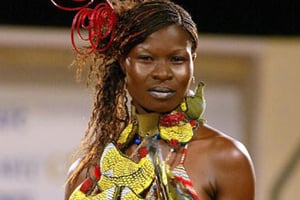 Un mannequin présente une création de la styliste Catherine Bizoux au Fima, le 1e décembre 2005 à Niamey. © Seyllou Diallo/AFP