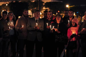 Des membres du parti politique au pouvoir en Tunisie, Nidaa Tounes, rendent hommage aux victimes de l’attentat de Tunis, le 24 novembre 2015.. © AFP