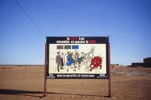Une pancarte de lutte contre le sida à Gao, dans le nord du Mali. © Jeanne Menj/Flickr/CC