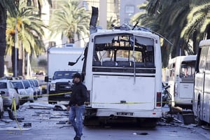 Le bus qui a explosé mardi 24 novembre à Tunis transportait des membres de la garde présidentielle. © AP/SIPA