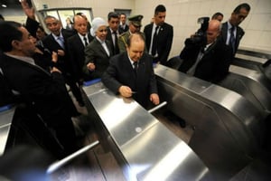 Le président Bouteflika et ses gardes du corps, lors de l’inauguration du métro d’Alger. © AFP