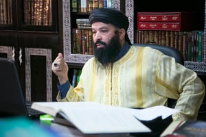 Interdit de prêche, ce cheikh salafiste n’en est pas moins très hostile à l’État islamique, qui l’a condamné à mort. © Ayoub Al-Jamal/J.A.