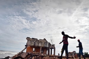 La ville ivoirienne de Grand-Lahlou, située à l’embouchure du fleuve Bandama, est menacée par les flots du golfe de Guinée. (Ici, le 15 octobre.) © ISSOUF SANOGO /AFP