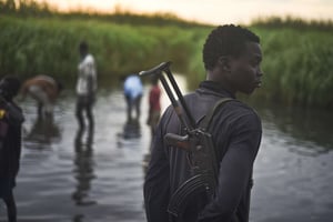 Jeune homme armé non identifié, le 12 Octobre 2015, dans l’Etat d’Unité (Soudan du Sud). © Jason Patinkin/AP/SIPA