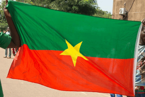 Drapeau du Burkina Faso, aperçu le 22 septembre 2015, à Ouagadougou. © GRIFF TAPPER/AFP