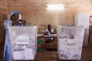 Une électrice glisse son bulletin dans l’urne, le 29 novembre à Ouagadougou. © Theo Renaut/AP/SIPA