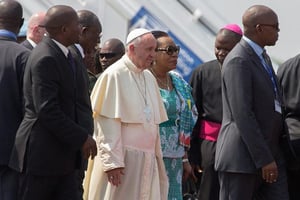 Le pape François (c-g) avec Catherine Samba Panza (c-d), dirigeante par intérim de la Centrafrique, à Bangui le 29 novembre 2015. © AFP