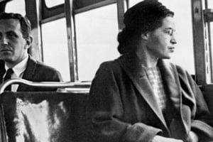 Photo non-datée de Rosa Parks dans un bus de Montgomery. © AP/Sipa