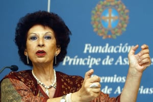 L’écrivaine Fatema Mernissi dans une conférence en Espagne en 2003. © J.L. CEREIJIDO/AP/SIPA