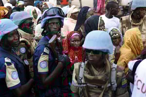 Des soldats de l’ONU surveillent la file d’attente pour entrer dans la mosquée du PK5, Bangui, 30 novembre 2015 © Jerome Delay/AP/SIPA