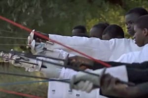 Des mineurs de la prison de Thiès au Sénégal s’entraînant à l’escrime. © Capture d’écran / Youtube