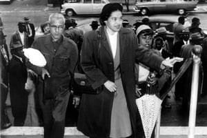 Rosa Parks, lors de son procès, en 1955. © AP/SIPA