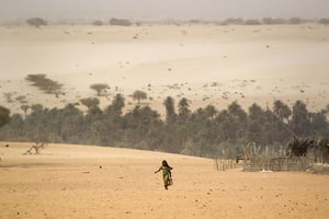 Une petite fille marche aux abords d’un village dans le désert du Tchad. © Ben Curtis/AP/SIPA