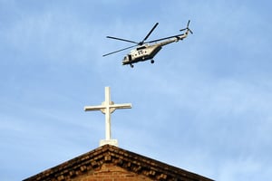 Un hélicoptère des Nations unies à Bangui lors de la visite du pape François, le 30 novembre 2015. © Andrew Medichini/AP/SIPA