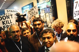 Mohammed Shareef, ministre de l’envrionnement des maldives, escorté lors d’une manifestation de militants de Green Peace à Durban, Afrique du Sud (9 décembre 2011) © Shayne Robinson/AP/SIPA