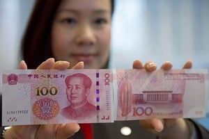 Le nouveau billet de 100 yuans présenté au public le 12 novembre 2015. © Kin Cheung/AP/SIPA