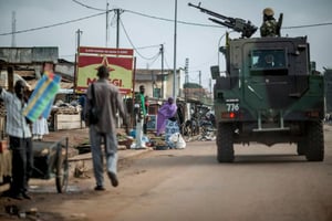 Des soldats de la Minusca patrouillent dans le quartier PK-5, enclave musulmane de Bangui. © AFP
