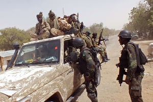 Des membres de la coalition régionale contre Boko Haram près de la ville de Fotokol, dans l’extrême nord du Cameroun, 19 février 2015. © Edwin Kindzeka Moki/AP/SIPA