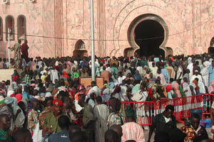 Des milliers de pèlerins devant la grande mosquée de Touba, ville sainte des mourides au Sénégal le 21 avril 2003. © Nafi Diouf/AP/SIPA