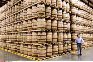Un employé de Diageo dans l’entrepôt d’une distillerie de Tullahoma dans le Tennessee (États-Unis) en 2014. © Erik Schelzig/AP/SIPA