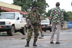 Soldat burundais dans une rue désertée de Bujumbura, 8 novembre 2015 © Stringer/AP/SIPA