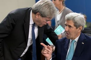 John Kerry et Paolo Gentiloni à un meeting de l’OTAN, le 2 décembre 2015 © Virginia Mayo/AP/SIPA